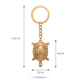 Dimensions du porte clé tortue avec son bébé en métal doré sur fond blanc : 11,2 cm de hauteur total et la tortue 4,8 cm de hauteur sur 3,2 cm de largeur