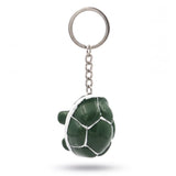 Porte clé tortue caché vert avec carapace bombée vue de côté sur fond blanc