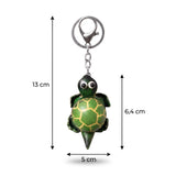 Dimensions du porte clé tortue cuir coloris vert sur fond blanc 13 cm de hauteur total, la tortue fait 5cm de large sur 6,4 de haut