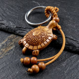 Porte clé tortue en bois sculpté avec cordon tressé et perles en bois