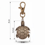 Dimensions du porte clé tortue montre de 8 cm de hauteur avec tortue de 4,2 cm sur 3 cm