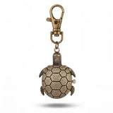 Porte clé tortue montre bronze avec mousqueton et carapace en relief sur fond blanc