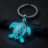 Porte clé tortue original phosphorescent avec motif lumineux bleu sur fond ardoise