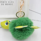 Porte clefs tortue pompon vert vu de l’autre côté sur fond blanc, détail du design de la tortue