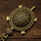 Détail du porte clé tortue rétro en métal bronze vieilli avec carapace texturée