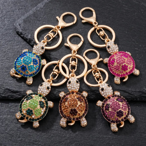 Porte-clés tortue zircon avec plusieurs coloris à strass sur fond ardoise
