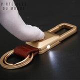 Porte clef cuir homme lumineux allumé, lampe intégrée pour éclairer une serrure dans l’obscurité