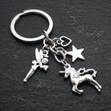 Porte-clef licorne magique avec breloques fée, étoile et cœur argentées sur fond sombre