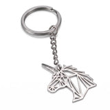 Porte-clef licorne origami, tête aux motifs géométriques avec chaîne et anneau argentés sur fond blanc