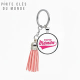 Porte clé super maman vu sous un autre angle sur fond blanc, détail du médaillon et du pompon rose décoratif
