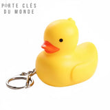 Porte clés canard lumineux vue semi-face et profil sur fond blanc, porte clé lampe canard jaune pour enfant ou adulte