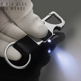 Porte clés décapsuleur lampe avec quelqu’un qui allume le porte clé, démonstration de la lampe LED intégrée