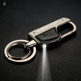 Porte clés homme multifonction allumé sur fond noir, lampe intégrée en fonctionnement