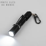 Porte clés lampe torche allumé, éclairage LED puissant en situation 