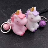 Porte clé licorne ailes rose et mauve avec cornes dorées, grelots colorés, anneaux et mousquetons