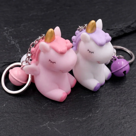 Porte clé licorne ailes rose et mauve avec cornes dorées, grelots colorés, anneaux et mousquetons