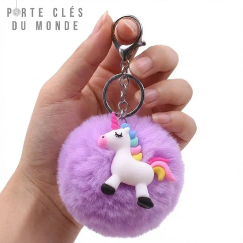 Porte clés licorne avec pompon mauve tenu en main, accessoire féerique doux avec mousqueton pour sac ou trousseau de clés