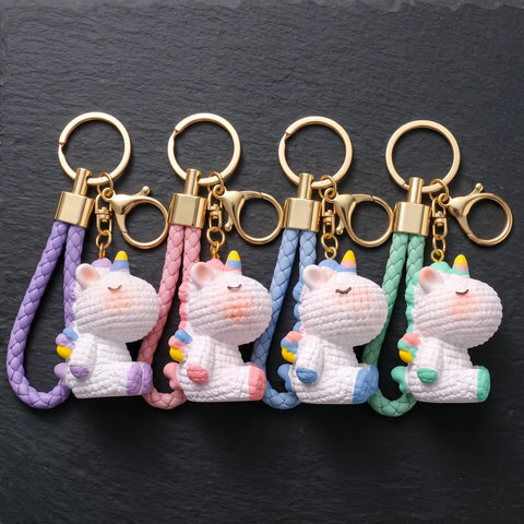 Porte-clés licorne Crochet en quatre coloris : violet, rose, bleu et vert menthe, avec lanières tressées