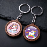 Deux porte-clés licorne en bois avec motifs rose et violet