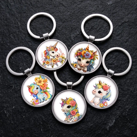 Cinq porte-clés licorne fleur en métal argenté avec médaillons illustrés de licornes et bouquets colorés