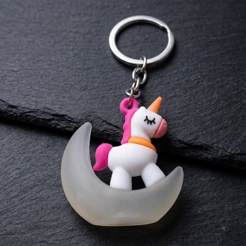 Porte clé licorne lune avec licorne blanche et rose sur un croissant de lune translucide