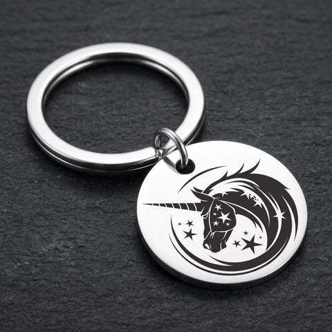 Vue de face du porte clé licorne en métal argenté avec médaillon gravé d’une licorne et d’étoiles