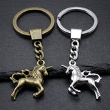Deux porte-clés licorne métalliques aux finitions bronze et argentée