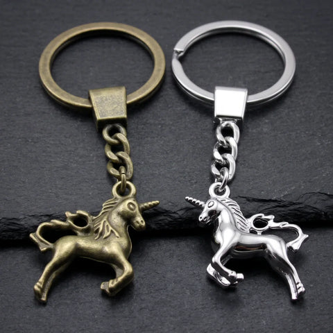Deux porte-clés licorne métalliques aux finitions bronze et argentée
