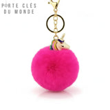 Porte-clés licorne pompon rose vif sur fond blanc, accessoire licorne coloré et très voyant