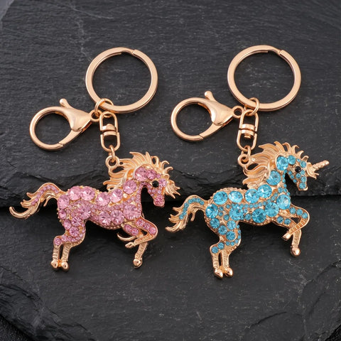 Deux porte-clés licorne sertis de strass roses et bleus avec finition dorée