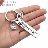 Porte clé nouvelle maison tenu en main pour montrer la taille réelle et les détails
sur un fond blanc