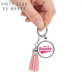 Porte clé super maman tenu en main, accessoire symbolique et élégant pour clés ou sac de maman