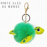 Porte-clés tortue pompon vert vu de profil sur fond blanc, accessoire de clé original en forme de tortue