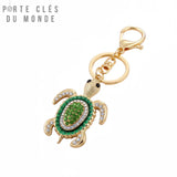 porte clé tortue strass émeraude, corps, anneau et mousqueton doré sur fond blanc