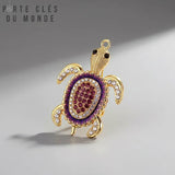 porte clés tortue marine avec strass violet pourpre